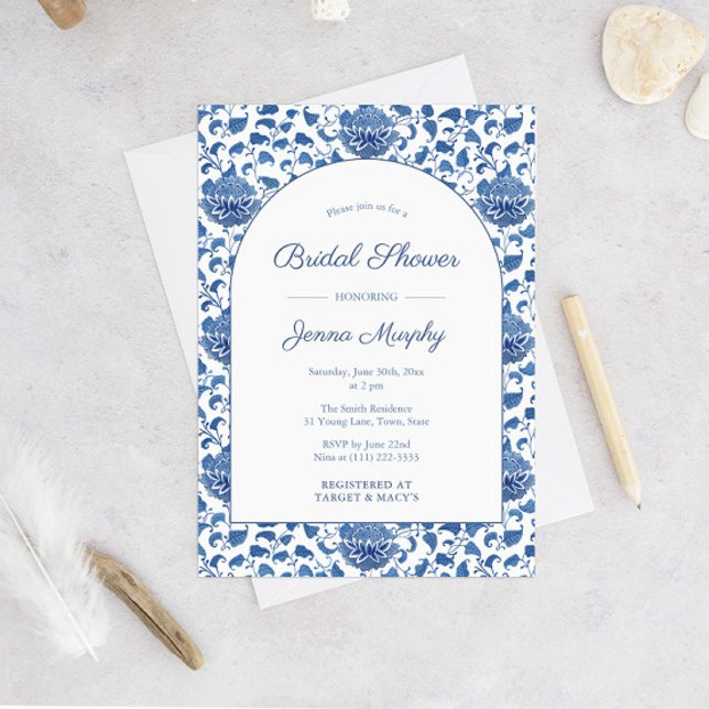 Convite Algo sobre Chá de casamento de Chinoiserie Azul (Arch Shape Blue And White Chinoiserie Pattern Bridal Shower Invitation)