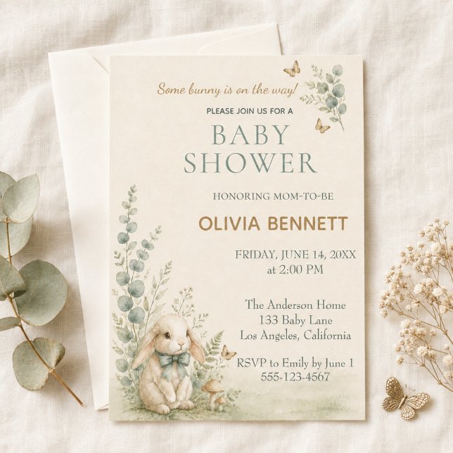 Convite Algum Coelhinho Está a Caminho Chá de Bebê Verde S (Some Bunny Is on the Way Baby Shower Sage Green Invitation)