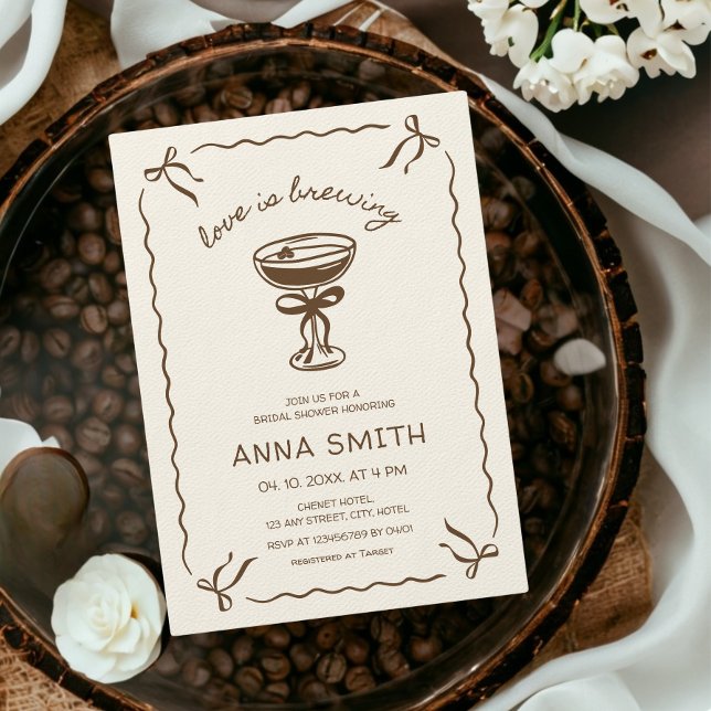 Convite Amor é Criar Chá de panela Espresso Café (Love is Brewing Hand Illustrated Coffee Espresso Martini Bow Bridal Shower Invitation)