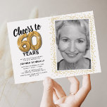 Convite Anima 60 Anos 60 Foto de Aniversário<br><div class="desc">Celebre o grande marco de fazer sessenta com nossos convites bolsas mensageifestas de aniversario elegante. Com um fundo branco de tendências personalizável, um ponto de foto pessoal e sotaques de ouro, esses convites certamente deixam uma impressão duradoura. Os detalhes do balão de hélio dourado adicionam um toque de magia, enquanto...</div>