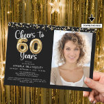 Convite Anima-se a 60 anos do roteiro fotográfico Confetti<br><div class="desc">Celebrar um aniversário de 60 anos com estes convites de festas elegantes e festivos com o título CHEERS TO 60 ANOS com números falsos de balões metálicos de ouro e tipografia moderna de escrita, um fotógrafo e galhardetes de ouro e confete na sua escolha de cor de fundo (mostrada a...</div>