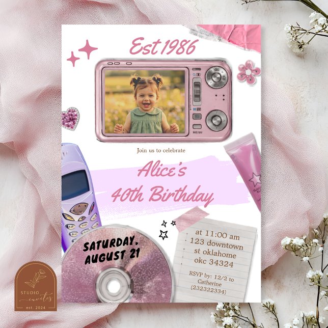 Convite Aniversário com Câmera Digital Rosa Y2K Retro (Criador carregado)