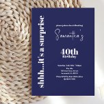 Convite Aniversário da 40ª Surpresa do Marinho Moderno<br><div class="desc">Na moda,  marinho simples e moderno e design de aniversário branco que é facilmente personalizado com todas as informações do seu partido. Guarde os 40 ou mude para qualquer ano de nascimento que você quiser.</div>