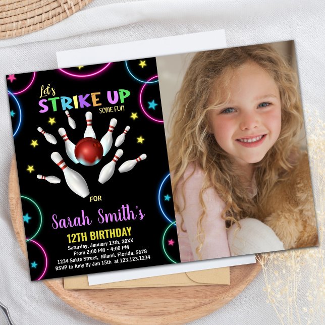 Convite Aniversário da Boliche Fotográfica Arco-Íris de Co (Black Colors Rainbow Photo Bowling Birthday Invitation)