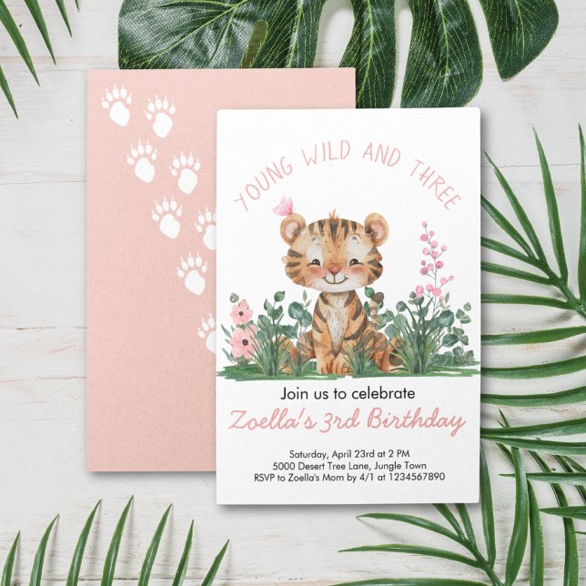 Convite Aniversário da Selva Safari (Safari Jungle 3rd Birthday Young Wild and Three Tiger Greenery Pink Birthday Invitation)