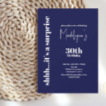 Convite Aniversário da Surpresa do 30 Moderno<br><div class="desc">Na moda,  marinho simples e moderno e design de aniversário branco que é facilmente personalizado com todas as informações do seu partido. Pode mudar para qualquer ano de nascimento que quiser.</div>