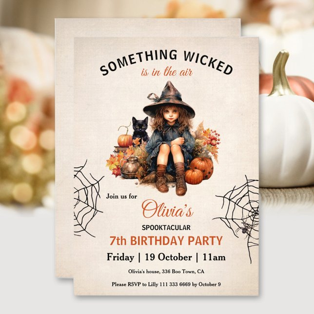 Convite Aniversário das Meninas do Dia das Bruxas (Cute Witch Spider Halloween Girls' Birthday Invitation)