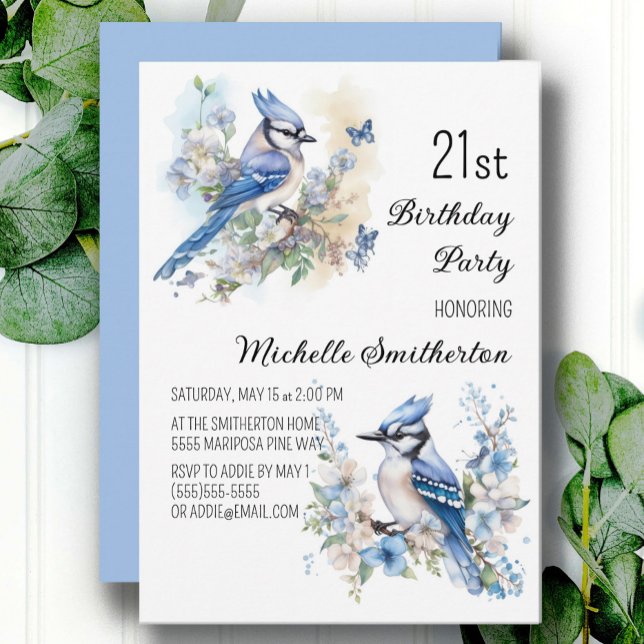 Convite Aniversário de 21 anos com flores de Pássaro Gaio  (Blue jay and butterflies women's 21st birthday party invitation, customizable with your own text.)