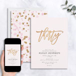 Convite Aniversário de 30 anos de Confetti de Script Doura<br><div class="desc">Um belo, moderno convite de aniversário rosa e ouro para o famoso aniversário de 30 anos! Este convite apresenta um fundo cor-de-rosa pincelado com a palavra "trinta" em uma tipografia de script, escrita à mão, em moto, em folha de ouro mate. A parte traseira da placa apresenta um confete cor-de-rosa...</div>