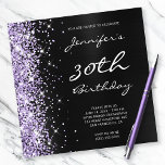 Convite Aniversário de 30 anos de Folha Preta de Lavanda C<br><div class="desc">Crie seus próprios convites de aniversário personalizáveis para aniversário de 30 anos glamouroso. À esquerda está uma cinza escura e um gráfico preto de folha metálica ombre. À direita está uma banda de brilho púrpura lavanda pálida e suja com gráficos de arte digital brilhando. Todo brilho e brilho luxuosos é...</div>