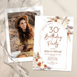 Convite Aniversário de 30 anos de Foto Boho Arch Terracott<br><div class="desc">convite de festas em terracotta queimou laranja e branco com a foto na parte traseira da placa. Belo design minimalista moderno com sotaques botânicos pintados à mão. Possui capim de pampas, folhas, rosas e fontes de script de tipografia com pouco coração. Tendy Bohemian estilada tema do deserto perfeito para outono,...</div>