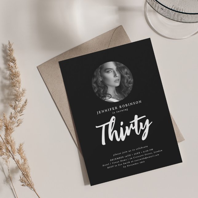 Convite Aniversário de 30 anos de Foto com Script Mínimo P (Minimal Script Photo 30th Birthday Black Invitation)