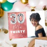 Convite Aniversário de 30 anos de Foto Rosa 3Silver Balloo<br><div class="desc">Moderno 30º convite de aniversário, projetado com uma foto da aniversariante, um fundo cor-de-água cor rosa, confete de bolha transparente e um grande balão de hélio número 30. O nome é escrito em texto branco em grande caligrafia com um simples modelo de aniversário por baixo que é fácil de personalizar....</div>