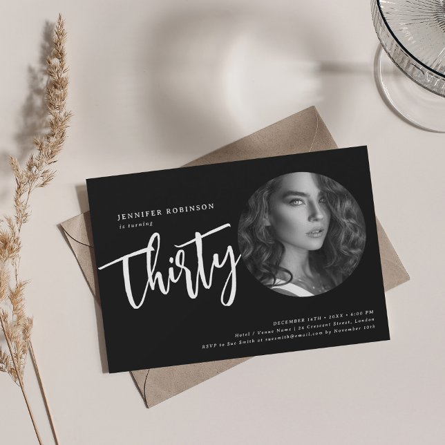 Convite Aniversário de 30 anos de Fotografia de Script Mod (Modern Script Photo 30th Birthday Party Black Invitation)