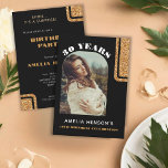 Convite Aniversário de 30 anos de Fotografia Dourada brilh<br><div class="desc">Convite para aniversário de 30 anos de Fotografias Douradas Elegante Preta. Design moderno com falso brilho dourado sobre fundo preto com nome personalizado e uma foto em um quadro de arco na frente. Personalize o convite na frente e no verso.</div>