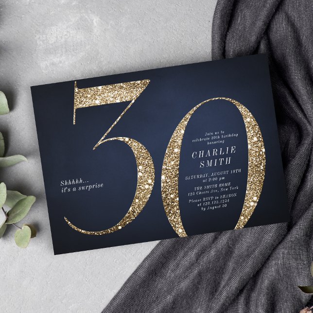 Convite Aniversário de 30 anos de relâmpago de ouro marinh (Modern minimalist navy gold glitter 30th birthday invitation)