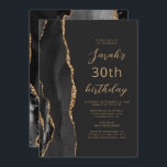Convite Aniversário de 30 anos de Script de Tabulação de A<br><div class="desc">A borda esquerda deste elegante convite de aniversário moderno apresenta uma coloração aquosa preta e borda agitada com brilho dourado. O texto personalizável combina o script dourado e as fontes sans serif em um fundo preto de slate. O verso apresenta um design de agate preto e dourado correspondente.</div>