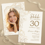 Convite Aniversário de 30 anos de Surpresa de Foto Dourada<br><div class="desc">Convite de festas de aniversário de 30 anos de surpresa de ouro elegante com sua foto na parte traseira do cartão. A moderna design feminina moderna tem sotaques botânicos e letra de script de tipografia. Simples cartão de convite floral perfeito para uma festa surpresa na moda. Pode ser personalizado para...</div>