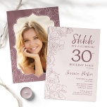 Convite Aniversário de 30 anos de Surpresa de Foto Rosa Du<br><div class="desc">Cor-de-rosa poeirento e aniversário de 30 anos surpresa mauve com sua foto na parte traseira do cartão. O Trendy Boho, porém moderno design feminino, apresenta sotaques botânicos e fontes de script de tipografia. Simples cartão de convite floral perfeito para uma festa surpresa na moda. Pode ser personalizado para qualquer idade....</div>