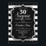 Convite Aniversário de 30 anos de surpresa - Prata branca<br><div class="desc">Convite para aniversário de 30 anos surpresa. Design clássico com faixas pretas e brancas,  fonte de script e prata brilhante. Perfeito para uma bolsa mensageifesta de aniversario elegante. Pode ser personalizado para mostrar qualquer idade. Envie-me uma mensagem se precisar de mais personalização.</div>