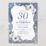 Convite aniversário de 30 anos floral e brilhante<br><div class="desc">Escrita "30 e fabulosa" com azul brilhante e azul esparso com convites de festas florais,  elegantes e na moda,  excelente e aniversário de 30 anos.</div>