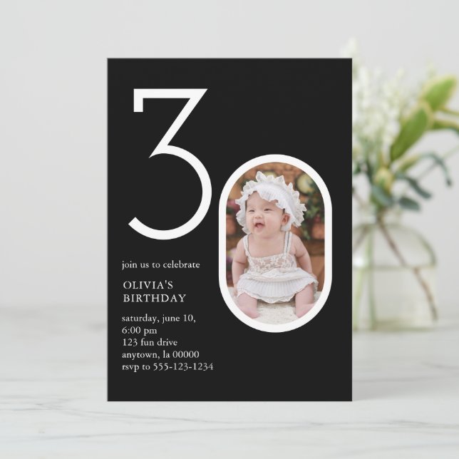 Convite Aniversário de 30 anos mínimo moderno preto chic (Em pé/Frente)