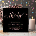 Convite Aniversário de 30 anos preto Dourado Rosa de Scrip<br><div class="desc">Elegante Chic Black e Rosa Dourado 30 Script aniversário de 30 anos. Este moderno modelo de convite de aniversário para mulheres apresenta texto na moda "trinta" em um grande falso texto de folha de ouro rosa robusto, escrita à mão (ou tipografia), com letra maiúscula, detalhes da festa em cor de...</div>