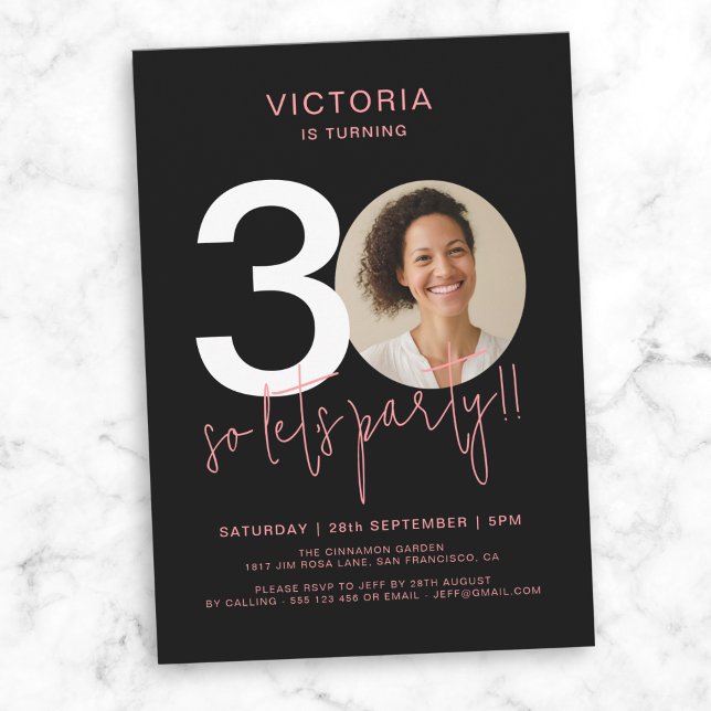 Convite Aniversário de 30 anos preto moderno (Modern Black Pink Photo 30th Birthday Invitation)