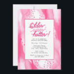 Convite Aniversário de 30 anos Rosa Quente Mais Velho, Mai<br><div class="desc">Celebre o marco de virar 30 com nosso incrível convite para aniversário de 30 anos "Mais Velho, Mais Sabedor, Mais Quente". Este convite elegantemente desenhado captura a essência de inserir um novo capítulo na vida com estilo e graça. Com um desenho abstrato minimalista e um esquema de cores cativante de...</div>