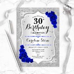 Convite aniversário de 30 anos - Rosas Azuis Reais com Ban<br><div class="desc">Convite para aniversário de 30 anos. Design floral elegante em prata e azul real. Apresenta fitas cintilantes de prata,  fontes de script na moda e confetti de rosa de de safira. Perfeito para uma festa de aniversário de vidro.</div>