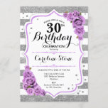 Convite aniversário de 30 anos - Rosas roxas de prata bran<br><div class="desc">aniversário de 30 anos Convite à apresentação de design roxa lavanda branca prateada elegante com brilho falso. Listras prateadas e brancas com rosas. Perfeito para uma elegante festa de aniversário de trinta.</div>