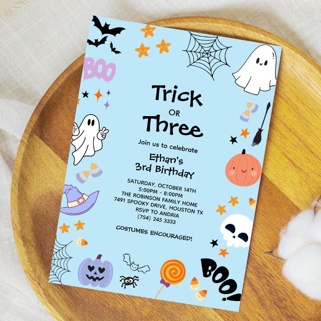 Convite Aniversário de 3 anos do Dia das Bruxas Azul ou Tr (Blue Trick or Treat Boy Halloween 3rd Birthday Invitation )