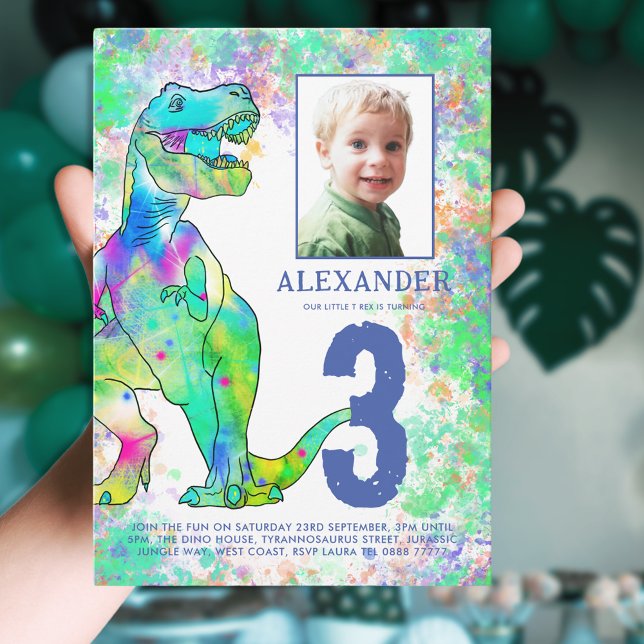 Convite Aniversário de 3 anos do Dinossaur Foto Azul (Colorful dinosaur 3rd birthday party invitation with photo template unique T-Rex Dino watercolor )