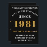 Convite aniversário de 40 anos 1981 Negro Dourado Personal<br><div class="desc">Para aqueles nasceres em 1981 e celebrando a sua festa de aniversário de 40 anos, temos o cartão de convite de aniversário ideal. O fundo preto com design branco e ouro é simples e, no entanto, elegante. Personalize facilmente o texto na frente e na parte traseira deste cartão de convite...</div>