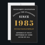 Convite aniversário de 40 anos 1985 Preto Dourado Personal<br><div class="desc">Para aqueles nasceres em 1985 e celebrando a sua festa de aniversário de 40 anos, temos o cartão de convite de aniversário ideal. O fundo preto com design branco e ouro é simples e, no entanto, elegante. Personalize facilmente o texto na frente e na parte traseira deste cartão de convite...</div>