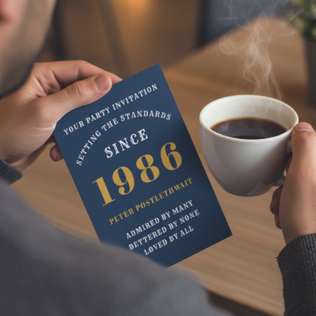 Convite aniversário de 40 anos 1986 Azul Dourado Personali (Blue 40th birthday invitation held by a man drinking coffee.)