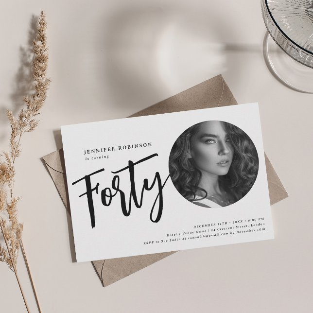 Convite Aniversário de 40 anos de Foto de Script Moderno P (Modern Script Photo 40th Birthday Black & White Invitation)