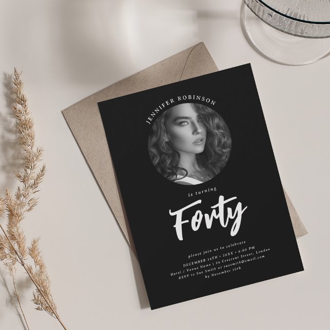 Convite Aniversário de 40 anos de Fotografia de Script Min (Minimalist Script Photo 40th Birthday Party Black Invitation)