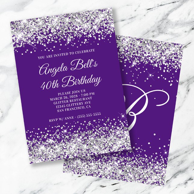 Convite Aniversário de 40 anos de monograma roxo real com  (Silver Glitter Royal Purple Monogram 40th Birthday Invitation)