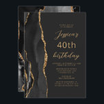 Convite Aniversário de 40 anos de Script de Tabulação de A<br><div class="desc">A borda esquerda deste elegante convite de aniversário moderno apresenta uma coloração aquosa preta e borda agitada com brilho dourado. O texto personalizável combina o script dourado e as fontes sans serif em um fundo preto de slate. O verso apresenta um design de agate preto e dourado correspondente.</div>