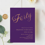 Convite Aniversário de 40 anos de script ouro roxo<br><div class="desc">Um convite moderno e na moda para uma festa aniversário de 40 anos. Um fundo de cor púrpura e a palavra quarenta escrita com letras elegantes e grandes em dourado falso. Personalize e adicione um nome e detalhes da parte.</div>