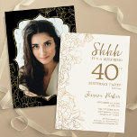 Convite Aniversário de 40 anos de Surpresa de Foto Preta D<br><div class="desc">Gelado de ouro elegante e convite de festas aniversário de 40 anos de surpresa preto com sua foto na parte de trás do cartão. A moderna design feminina moderna tem sotaques botânicos e letra de script de tipografia. Simples cartão de convite floral perfeito para uma festa surpresa na moda. Pode...</div>
