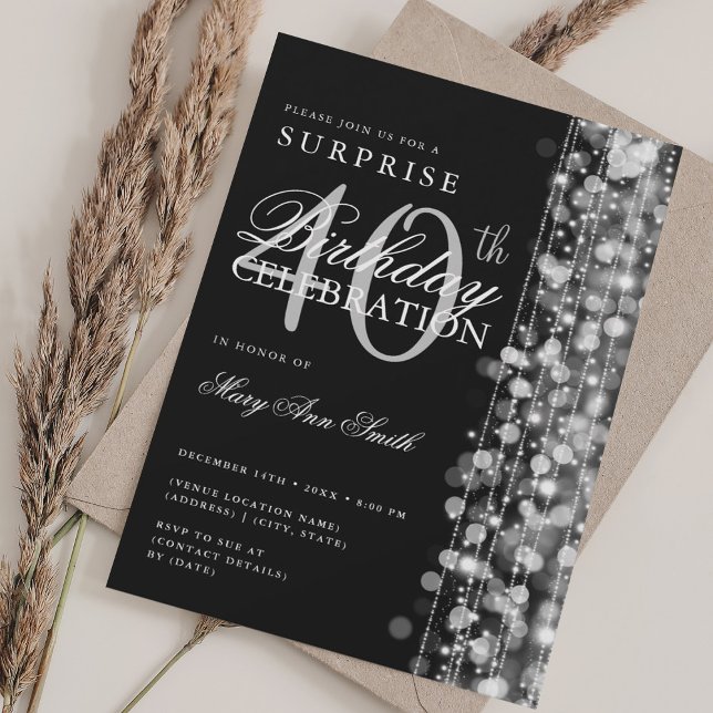 Convite Aniversário de 40 anos de Surpresa Elegante Dispar (Elegant Surprise 40th Birthday Sparkles Silver Invitation)