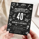 Convite Aniversário de 40 anos de surpresas do chalkboard<br><div class="desc">Uau, seus amigos e família com este Convite de festas de aniversário de 40 anos 'Shhh... é uma surpresa' único e divertido. O fundo da lousa lousa e ilustrações bonitas desenhadas à mão fazem dele um ajustado perfeito para qualquer surpresa de aniversário. Personalize facilmente os detalhes do seu evento para...</div>