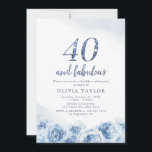 Convite Aniversário de 40 anos floral azul de script brilh<br><div class="desc">Escrita moderna azul esmaecida "40 e fabulosa",  design floral de cor azul-d-água,  elegante e na moda,  convites de festas aniversário de 40 anos excelente.</div>