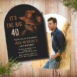 Convite aniversário de 40 anos Foto: Rustic Cowboy Hat Boo<br><div class="desc">aniversário de 40 anos Foto Rustic Cowboy Hat and Leather Boots Invitationcontém um par de botas de cowboy de couro com chapéu e suas informações personalizadas de convite de festas. Personalize adicionando sua foto favorita no verso. Criado pelo Evco Studio www.zazzle.com/store/evcostudio</div>