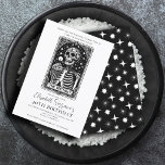 Convite Aniversário de 40 anos Gothic Tarot Negro engraçad<br><div class="desc">Um convite aniversário de 40 anos no estilo de um cartão tarot,  com esqueleto,  cupcake de aniversário e vela,  com a frase: quarenta e diversão para sempre,  uma história tarta de bolo,  caos,  e para sempre. Uma vibração oculta gótica engraçada.</div>