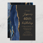 Convite aniversário de 40 anos marinho de Script de Tabula<br><div class="desc">A borda esquerda deste elegante convite de aniversário moderno apresenta uma marinho azul de aquarela agata borda aparada com brilho dourado. O texto personalizável combina o script dourado e as fontes sans serif em um fundo preto de slate. O verso apresenta um design de agate azul e dourado correspondente.</div>