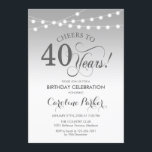 Convite aniversário de 40 anos - Prata branca<br><div class="desc">Convite para aniversário de 40 anos. Elegante design prateado e branco com luzes de cordas de fada e fontes de script. Saúde para 40 anos! Pode ser personalizado em qualquer idade! Envie-me uma mensagem se precisar de mais personalização.</div>