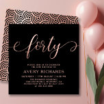 Convite Aniversário de 40 anos preto Elegante de 4Rosa Dou<br><div class="desc">Chic Black e Rosa Dourado Convite para aniversário de 40 anos de 40 Script. Este moderno modelo de convite de aniversário para mulheres apresenta texto na moda "quarenta" em um grande falso texto de folha de ouro rosa com caligrafia manuscrita (ou tipografia) robusta, com letra de cauda do swash, detalhes...</div>